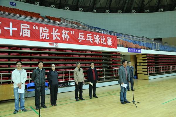 开幕式现场，校党委常委、组织部部长戴月波致开幕辞