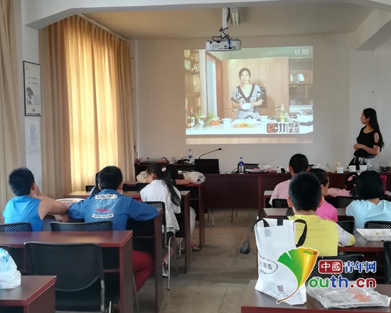 江南大学研支团在小桔灯夜校自习室组织开展第四期“彩色星期五”活动。 江南大学研支团在小桔灯夜校自习室组织开展第四期“彩色星期五”活动。