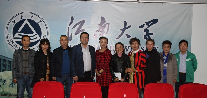 与宣讲团成员合影
