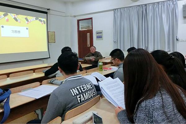 朱老师带领同学们学习习总书记的讲话精神