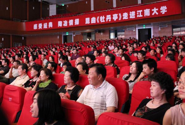 观众被剧情和精彩表演深深吸引