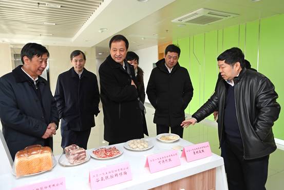 说明: 3参观协同创新实验室