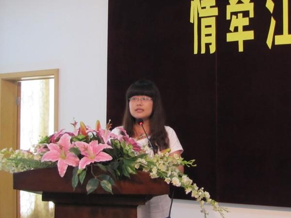 机械工程学院08级的本科生尹丹代表全体本科校友联络员发言