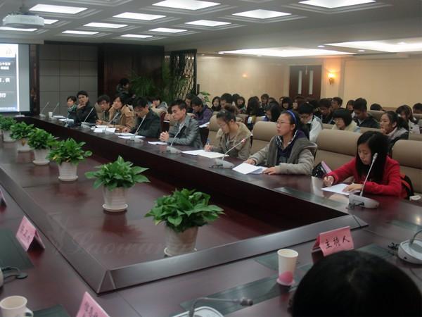 学生代表出席座谈会