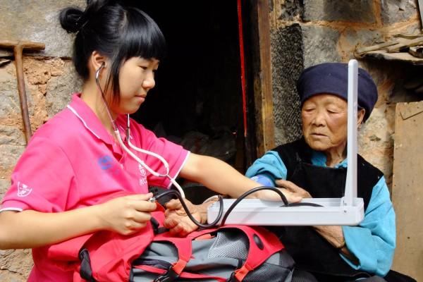 医疗服务-为当地村民量血压