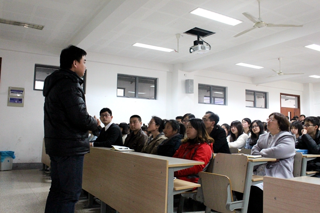 专业教研室主任田登科老师与同学交流专业见解