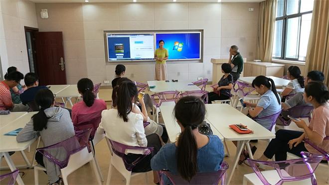 参观人文学院未来教室