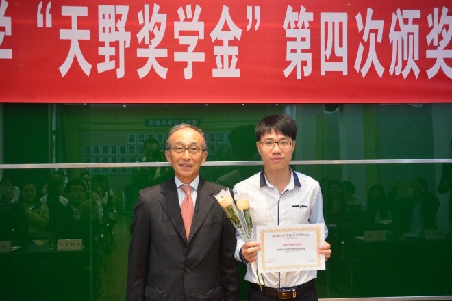 天野源之社长为团队奖颁奖