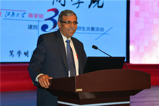 开幕式上,泰国 Sasin商学院现任院长 Dipak Jain教授做主旨报告