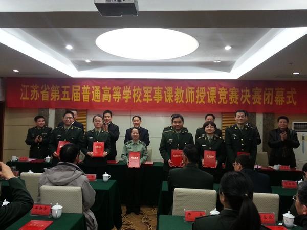 颁奖现场，前排左三为一等奖获得者、我校数字媒体学院教师汪洁