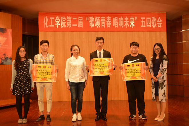 学工老师为优秀奖班级颁奖