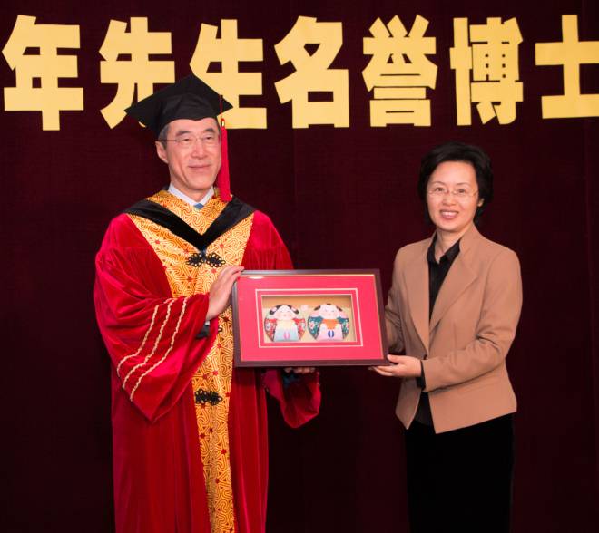 副市长华博雅代表无锡市向唐英年赠送纪念品