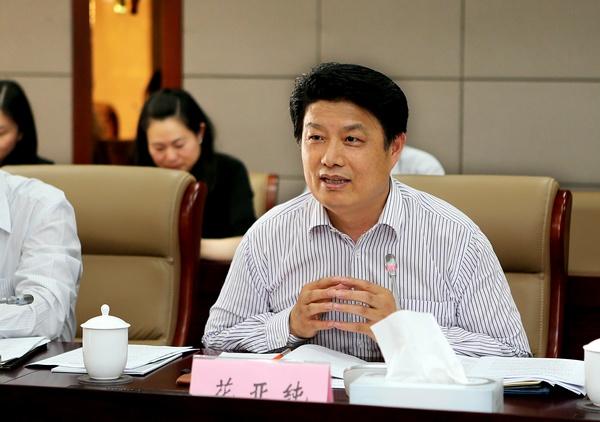 专家组组长、南京农业大学党委副书记花亚纯