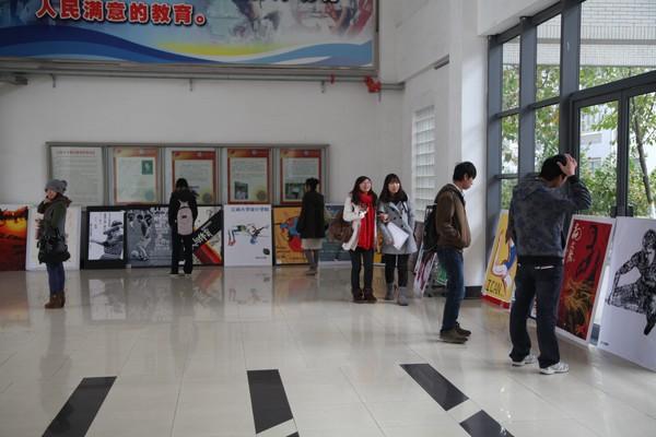 观展的同学们(二)