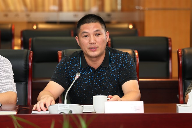组织部副部长张海峰主持会议