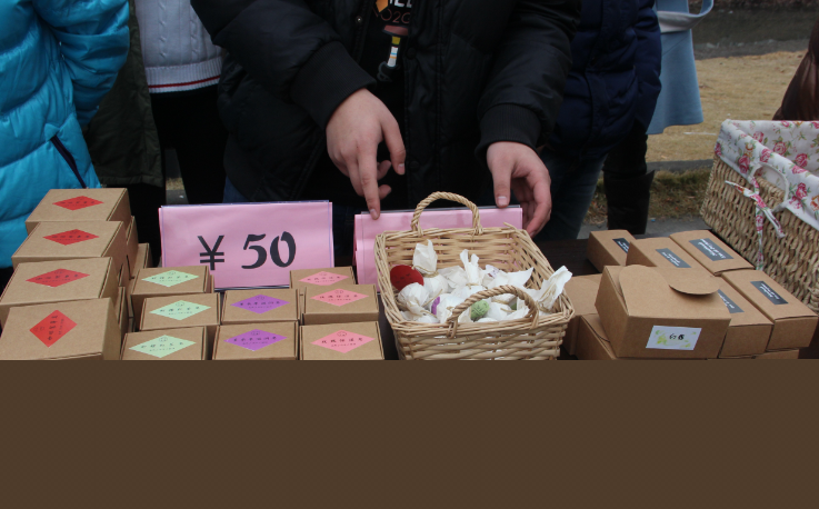 玲琅满目的义卖品