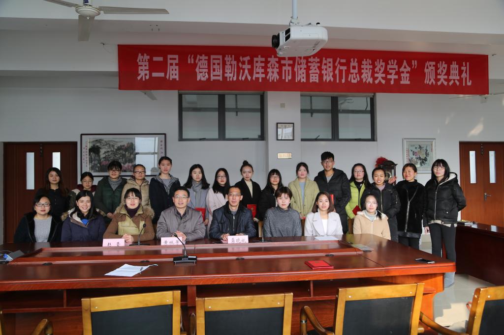 老师与获奖学生集体合影