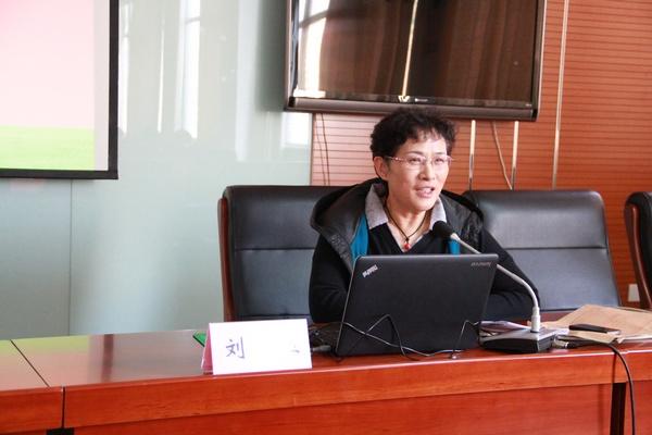 校党委报告员小组刘玉老师作专题讲座