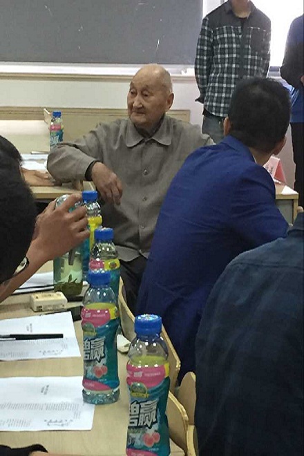 卜老与同学们亲切交流