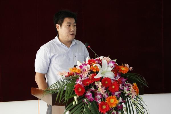 王周平副院长介绍实验室情况