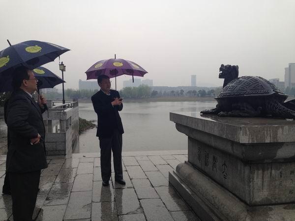 武书记向来宾介绍校园