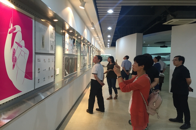 代表们参观设计学院展厅