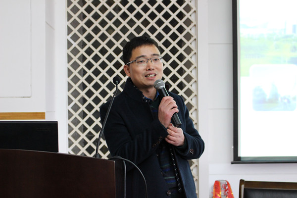 招聘单位代表上台宣讲