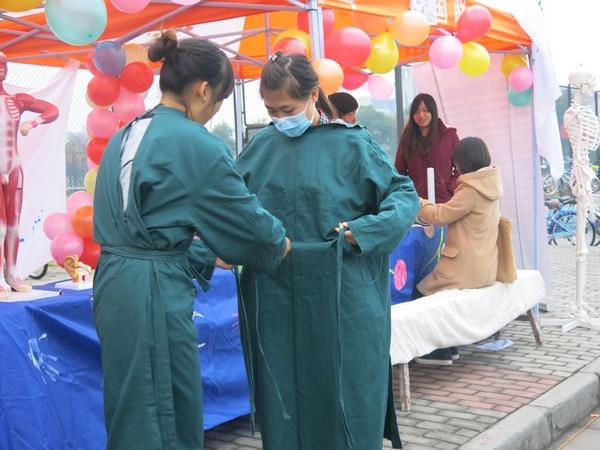 示如何穿脱隔离衣