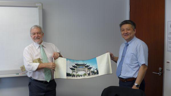徐岩副校长向昆士兰大学赠送纪念品