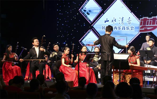 与著名二胡演奏家邓建栋共同演绎《吴歌》