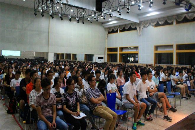 老师和同学们认真聆听