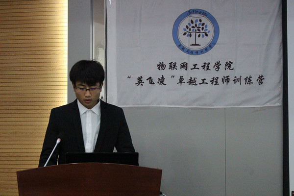 学生代表上台发言