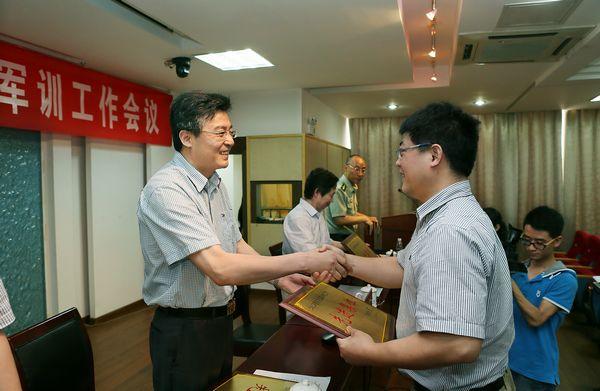 与会领导为获奖者颁奖