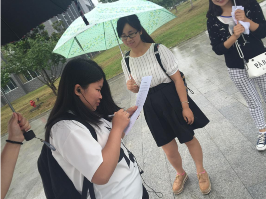 药科大学的同学在雨中填写调查问卷