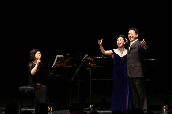王芳、上音男高音歌唱家赵勇联袂演绎《一对对毛眼眼照哥哥》
