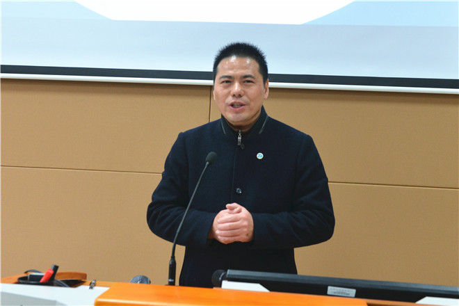 商学院第四届董事会董事长蒋锡培发表讲话