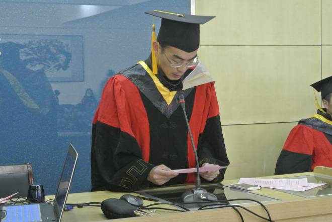 卞院长宣读学校关于优秀研究生毕业生表彰的决定
