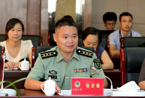 张后恭上校宣读决定