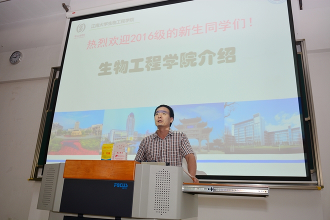 院长堵国成介绍了学院的情况