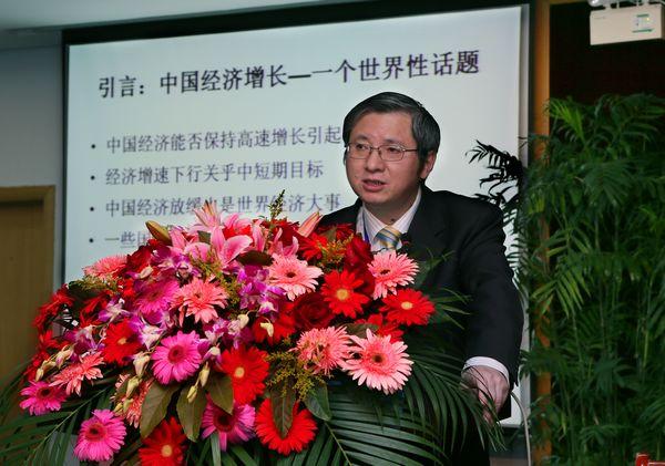 东南大学经济管理学院院长徐康宁作主题报告