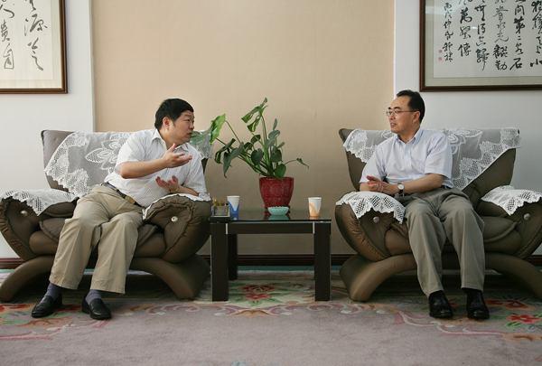 陈坚校长亲切会见洪平凡博士