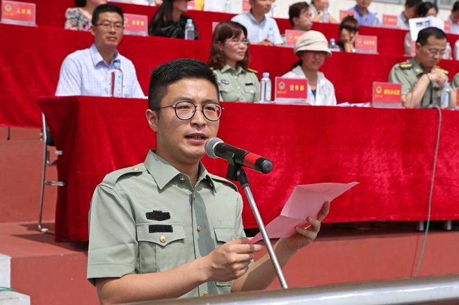 辅导员代表、纺织服装学院陈裕老师发言