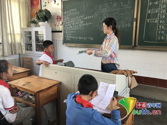 江南大学研究生支教团在冯井中心小学举行“我在江苏有个朋友”交流活动。图