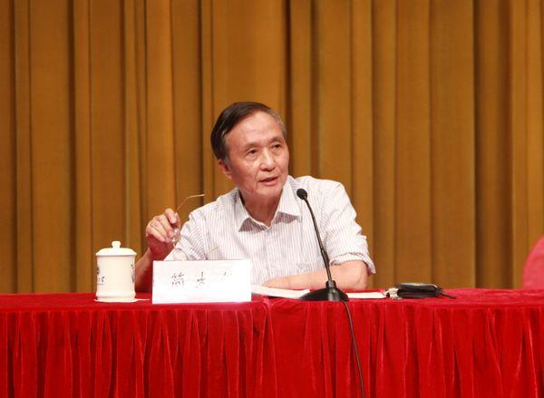 原校党委书记简大钧为学员们作“学生党员成长成才”主题报告