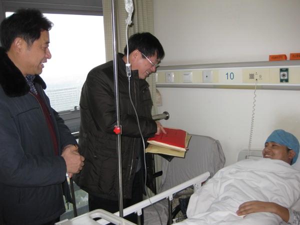 田备副校长一行探望后勤系统患病职工