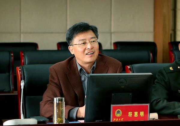 校党委副书记、副校长符惠明介绍学校发展概况