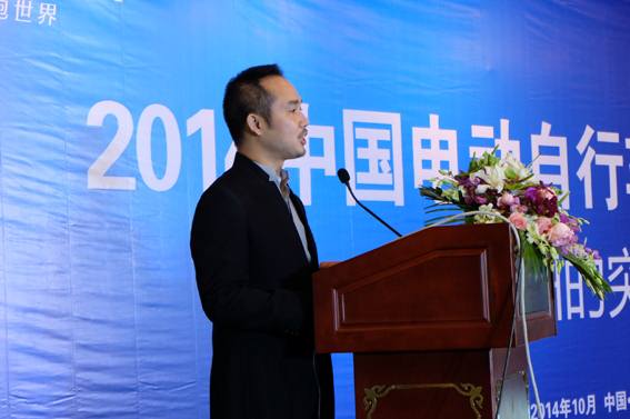 校友肖宁做主题演讲