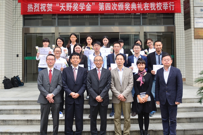 与会嘉宾与获奖学生合影