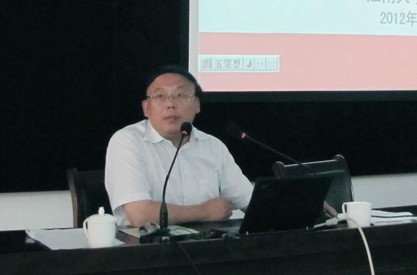 社会资源处邱建平处长向2012届校友联络员介绍校友会相关情况