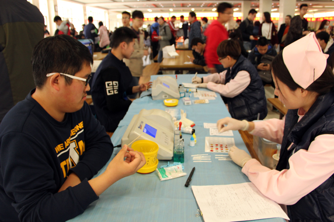 学生排队验血